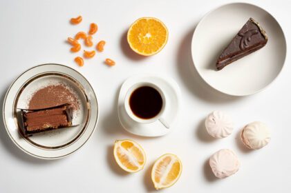 دانلود عکس کیک های شکلاتی خوشمزه شیرینی زفیری خانگی و یک فنجان