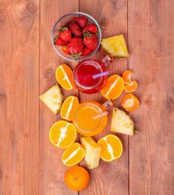 دانلود عکس کوکتل های توت فرنگی و پرتقال تازه با میوه ها روی الف