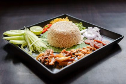 دانلود عکس برنج غذای تایلندی مخلوط با خمیر میگو کائو کلوک کا پی