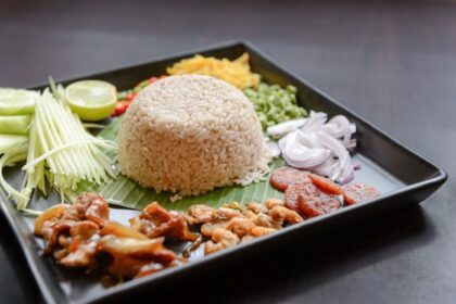 دانلود عکس برنج غذای تایلندی مخلوط با خمیر میگو کائو کلوک کا پی