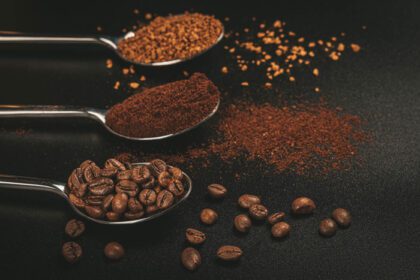 دانلود عکس سه قاشق قهوه با دانه های قهوه محلول و