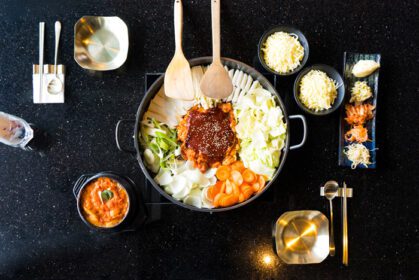دانلود عکس توکبوکی غذاهای سنتی کره ای کیک برنجی داغ و تند