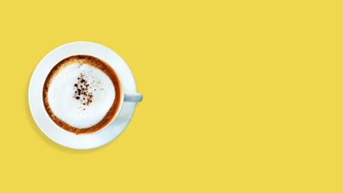 دانلود عکس قهوه کاپوچینو نمای بالا در پس زمینه زرد