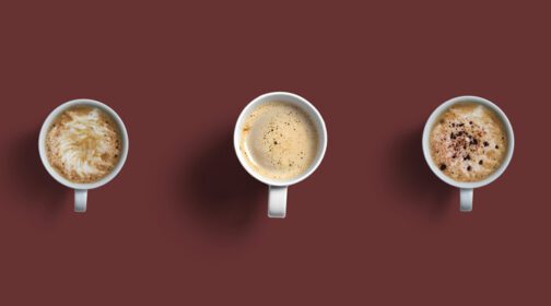 دانلود عکس ظروف قهوه با نمای بالا روی لیوان