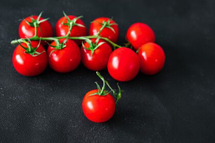 دانلود عکس گوجه فرنگی شاخه سبز گیلاس سبزیجات تازه غذای سالم