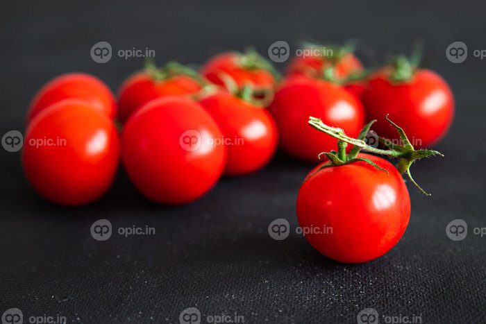 دانلود عکس گوجه فرنگی شاخه سبز گیلاس سبزیجات تازه غذای سالم