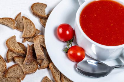 دانلود عکس سوپ گوجه فرنگی با ورقه های نان سیاه و
