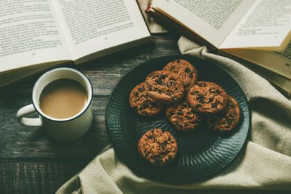 دانلود عکس نمای بالای کتاب با فنجان قهوه و کوکی های شکلاتی