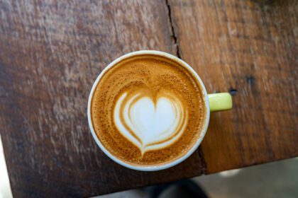 دانلود عکس نمای بالای قهوه لاته یا قهوه کاپوچینو در فنجان سفید