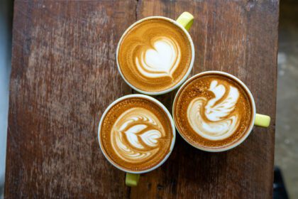 دانلود عکس نمای بالای قهوه لاته یا قهوه کاپوچینو در فنجان سفید
