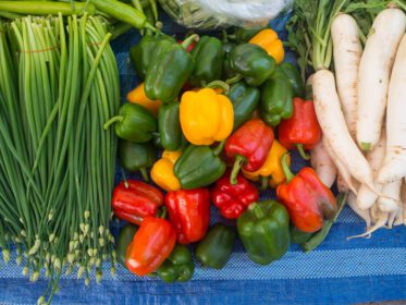 دانلود عکس نمای بالا سبزیجات تازه برای فروش در بازار تازه