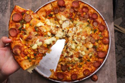 دانلود عکس نمای بالا از تکه های پیتزا عاشق گوشت دستی
