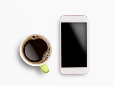 دانلود عکس نمای بالا با گوشی هوشمند و فنجان قهوه سیاه جدا شده روی