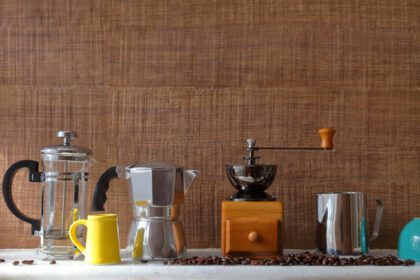 دانلود عکس ابزار قهوه ساز سنتی برای سبک خانگی روی چوب