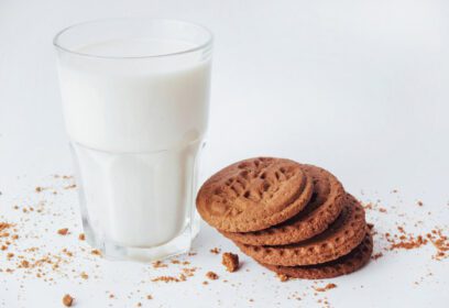 دانلود عکس لیوان شفاف شیر و کلوچه در پس زمینه سفید