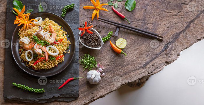 دانلود عکس نمای بالای نودل فوری با غذاهای دریایی تند سرخ شده
