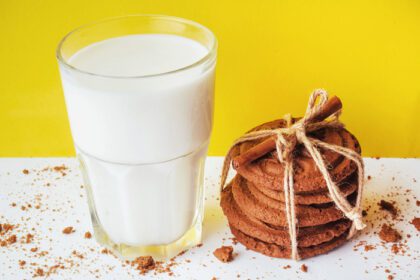 دانلود عکس لیوان شفاف شیر و کلوچه در پس زمینه سفید