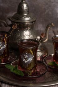 دانلود سینی عکس با لیوان و کوزه سرو چای اصیل موری