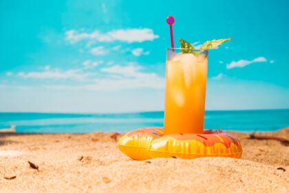 دانلود عکس نوشیدنی گرمسیری ساحل شنی با کیفیت بالا عکس زیبا مفهومی