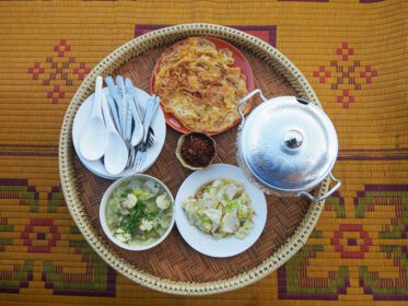 دانلود عکس نمای بالا از غذاهای تایلندی به طور سنتی شام