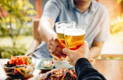 دانلود عکس دو مرد در حال نوشیدن الکل در رستوران