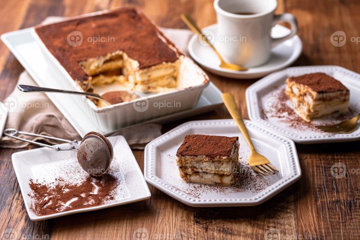 دانلود عکس دسر سنتی تیرامیسو ایتالیایی در ظرف پخت