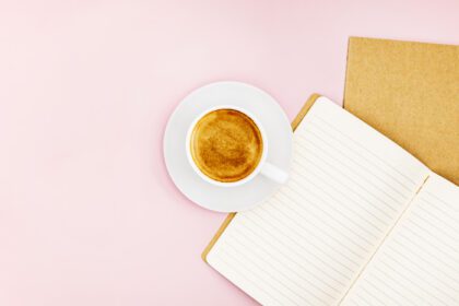 دانلود عکس دو دفتر برای نوشتن و یک فنجان چینی سفید با قهوه
