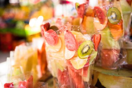 دانلود عکس مخلوط میوه های گرمسیری در کیسه پلاستیکی
