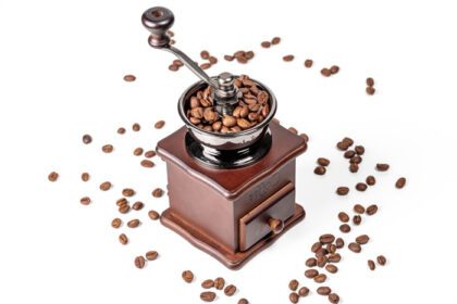 دانلود عکس آسیاب قهوه دستی قدیمی با دانه های قهوه