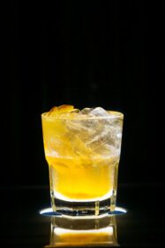 دانلود عکس ودکا و پیچ گوشتی پرتقالی کلاسیک نوشیدنی کوکتل میوه ای معروف