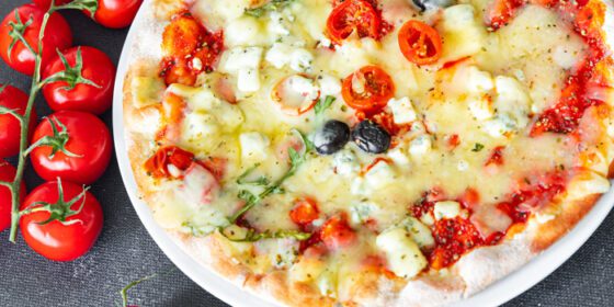 دانلود عکس پیتزا سبزی پنیر سس گوجه فرنگی غذای تازه زیتون