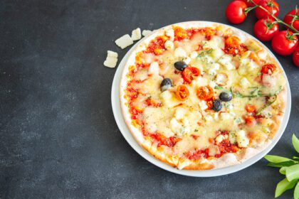 دانلود عکس پیتزا سبزی پنیر سس گوجه فرنگی غذای تازه زیتون