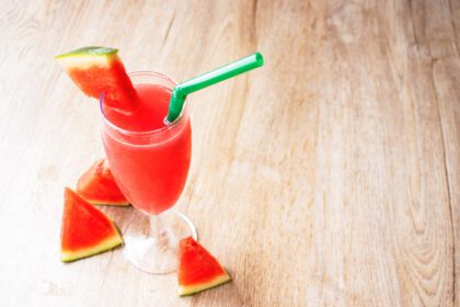 دانلود عکس اسموتی هندوانه روی زمین چوبی طبیعی برای مفهوم نوشیدنی تابستانی