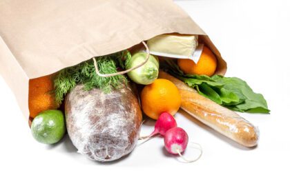 دانلود عکس سبزیجات میوه ها سبزی نان و پنیر در کیسه کاغذی
