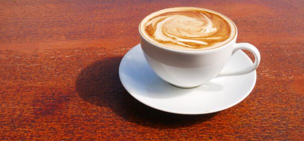 دانلود عکس فنجان قهوه سفید روی پس زمینه چوب طبیعی قهوه ای برای