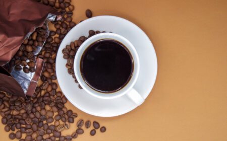 دانلود عکس فنجان سفید قهوه سیاه آمریکایی بدون شیر با یک دسته