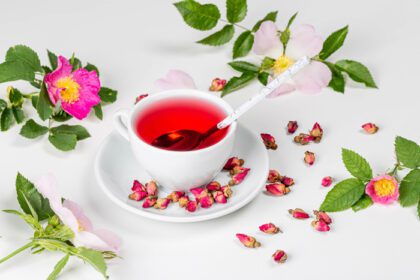 دانلود عکس فنجان چای سفید با گل های رز خشک و تازه چای روی الف