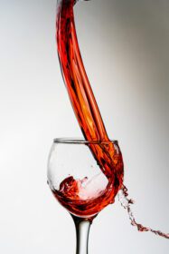 دانلود عکس پاشیدن شراب به شیشه