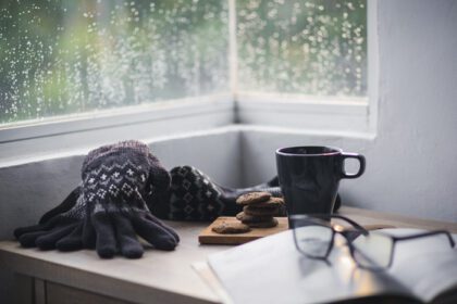 دانلود عکس دستکش زمستانی و باقالی با یک فنجان قهوه و کوکی