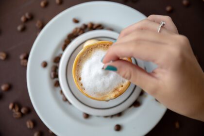 دانلود عکس زن در حال نوشیدن میز قهوه زنان در کافه