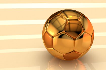 دانلود عکس تصویر سه بعدی با توپ فوتبال ساخته شده از طلا روی بژ