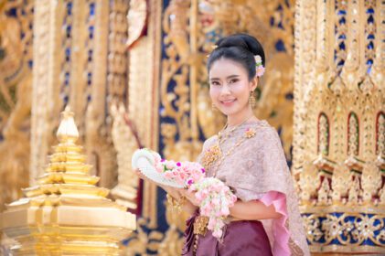 دانلود عکس یک زن زیبای تایلندی با لباس تایلندی آراسته شده با