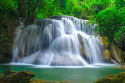 دانلود عکس یک آبشار زیبا در یک جنگل بارانی در تایلند
