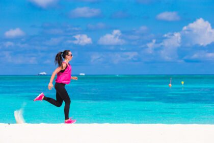 دانلود عکس زن در حال دویدن در ساحل