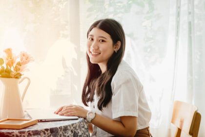 دانلود عکس دختر ناز آسیایی خندان در خانه برای جوانان آسیایی