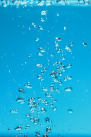 دانلود عکس تصویر پس زمینه انتزاعی حباب ها در آب تمیز