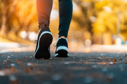 دانلود عکس ورزشکار دویدن پاهای ورزشی در مسیر تناسب اندام شیوه زندگی سالم