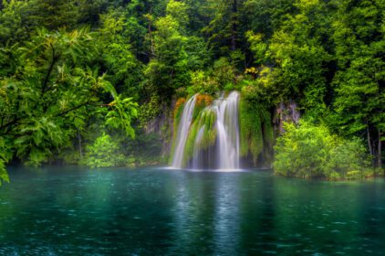 دانلود عکس یک آبشار کوچک در بهشت سبز