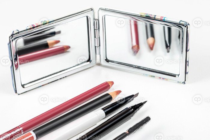 دانلود عکس مجموعه ای از لوازم آرایش در آینه مفهوم منعکس شده است