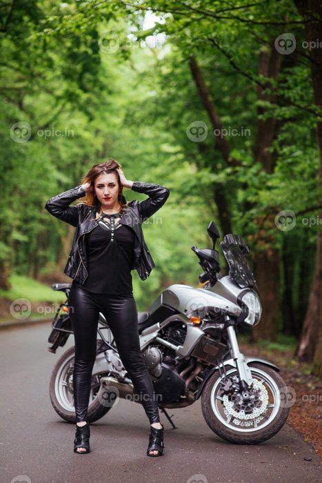 دانلود عکس دختر جذاب سوار بر موتور اسپرت در حال ژست بیرون